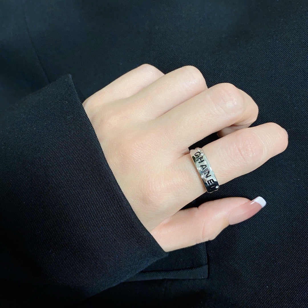 CC RING LETTER DOUBLE C IN SILVER DIAMOND BLACK EMBOSSED LOGO
