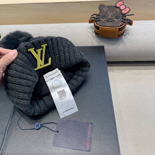 KNITTED BEANIE HAT IN BLACK WOOL AND LAMB FUR 430044