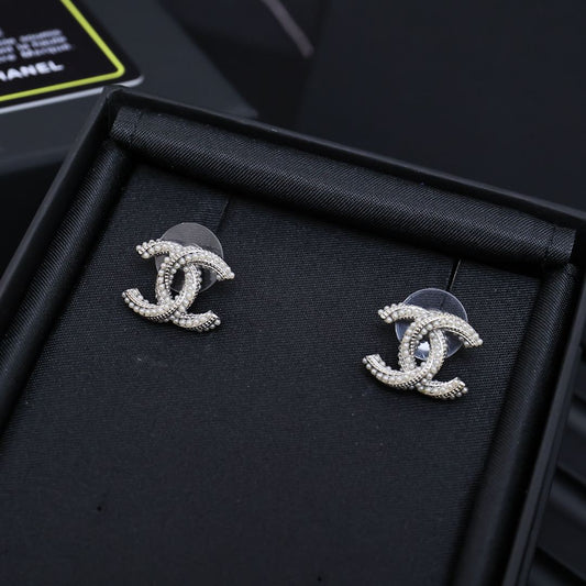 TWISTED ROPE STUD EARRINGS IN METAL WITH WHITE PEARLS