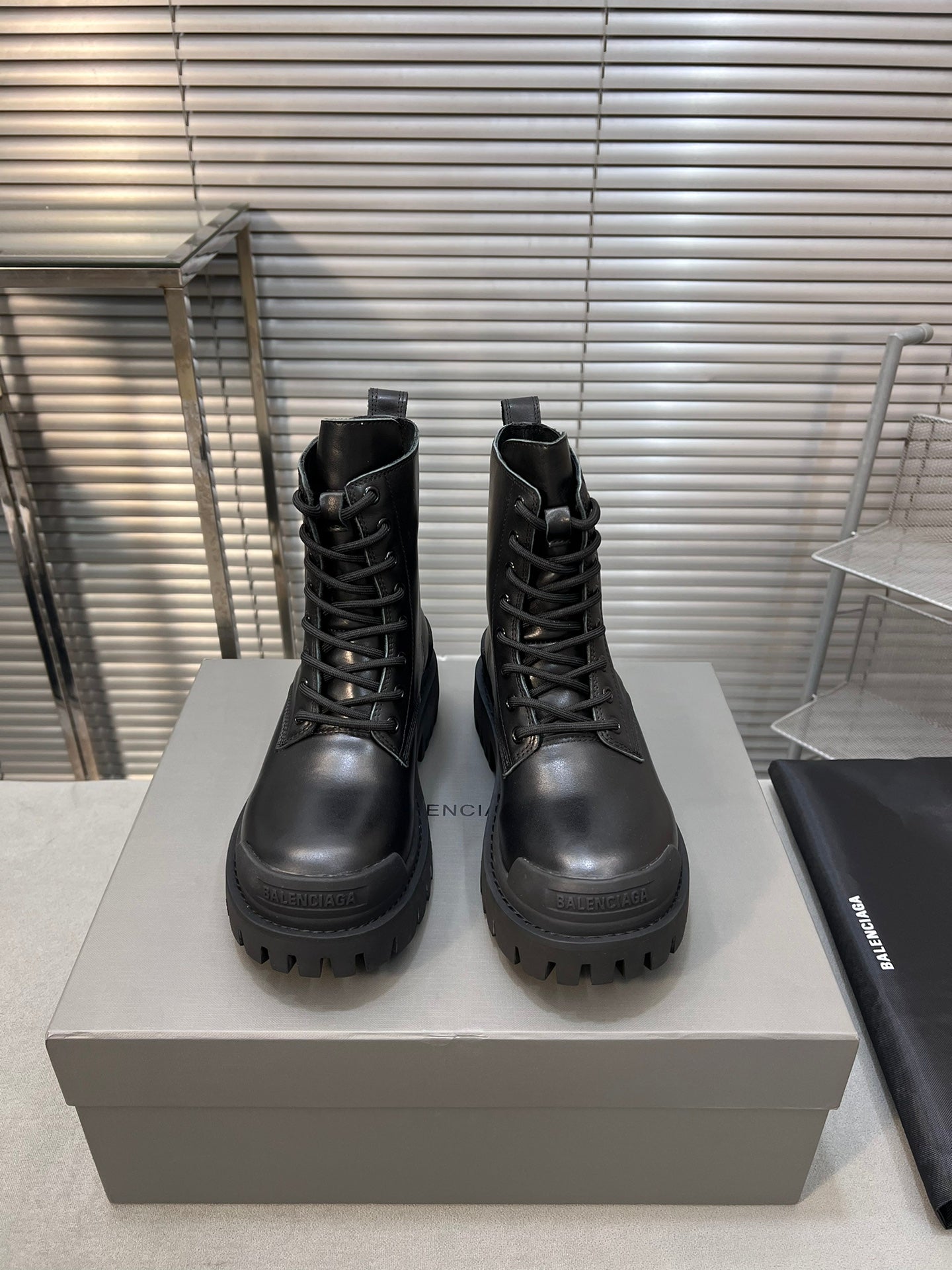 CHUNKY BOOTS IN BLACK SMOOTH CALFSKIN