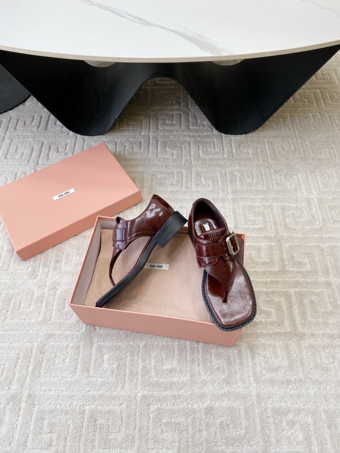 THONG SANDALS IN RED BROWN SHINY LAMBSKIN WITH SILVER BUCKLE