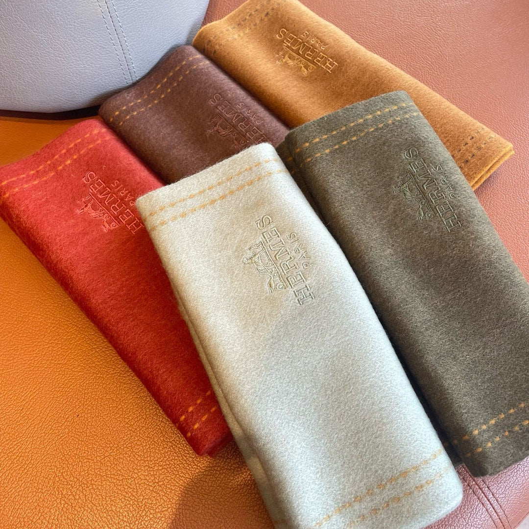 UNIE BRODEE GM MUFFLER IN OLIVE GREEN CASHMERE