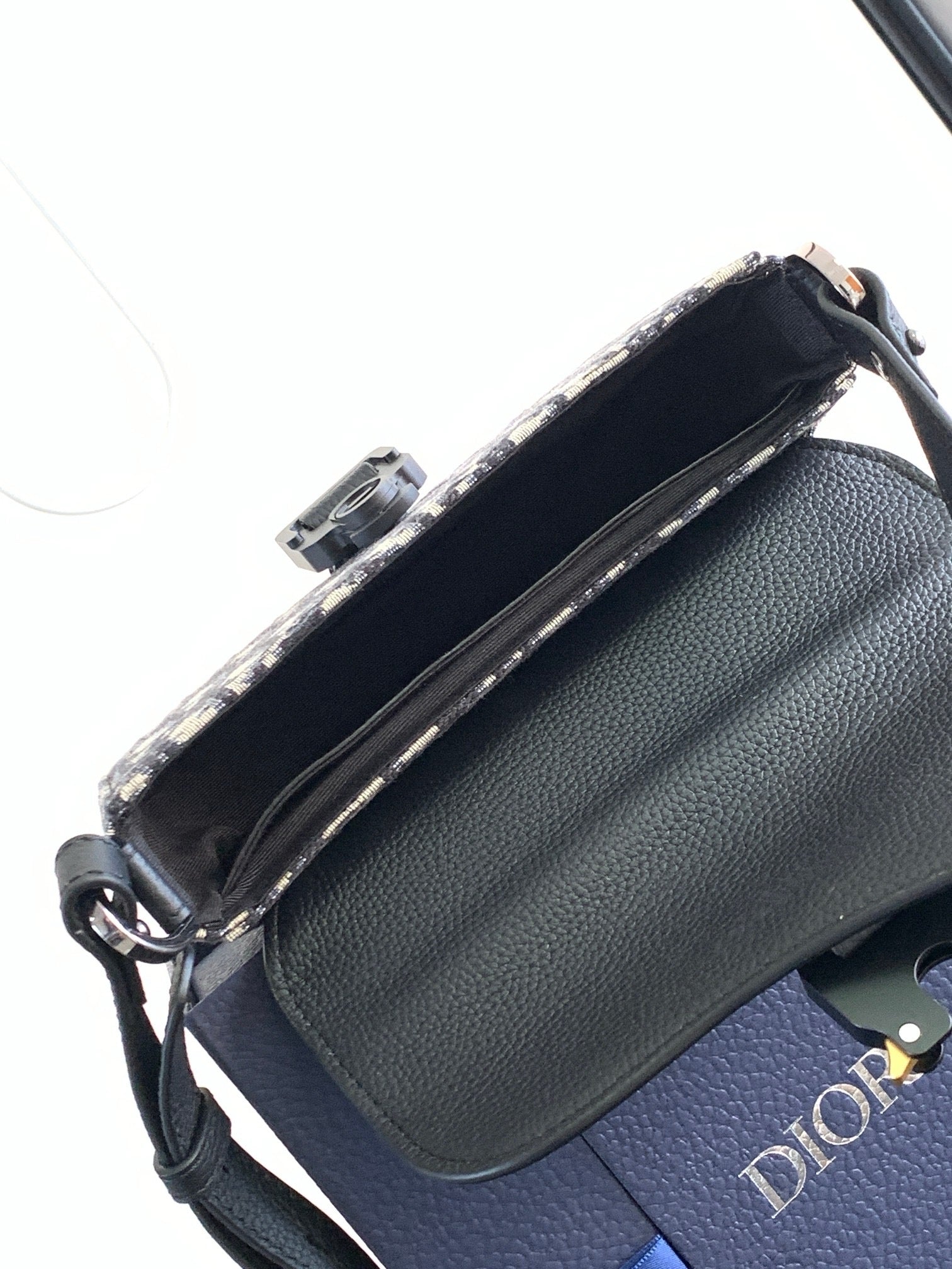 DIO Oblique Messenger Bag