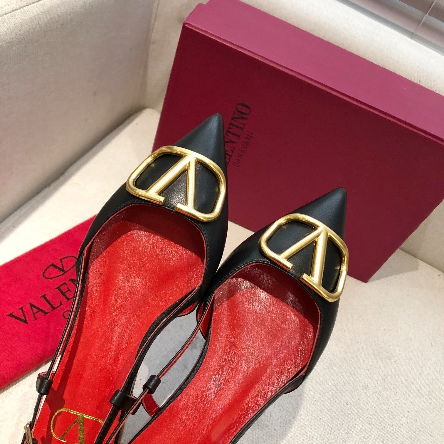 VLOGO SIGNATURE BLACK CALFSKIN FLAT SLINGBACK PUMP WITH GOLD LOGO