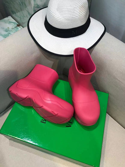 PUDDLE ANKLE BOOT IN BRIGHT PINK RUBBER