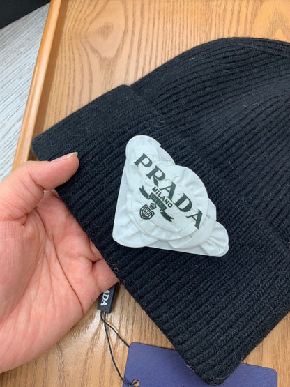 BEANIE HAT IN BLACK WOOL 431357