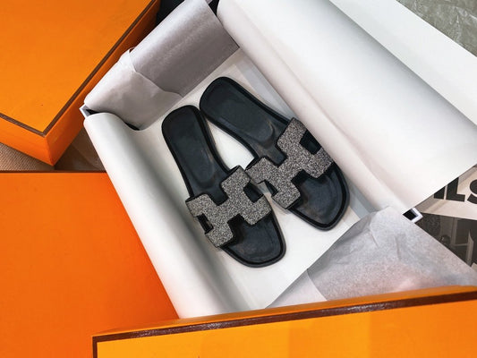 0ran Sandal Caviar Black Leather