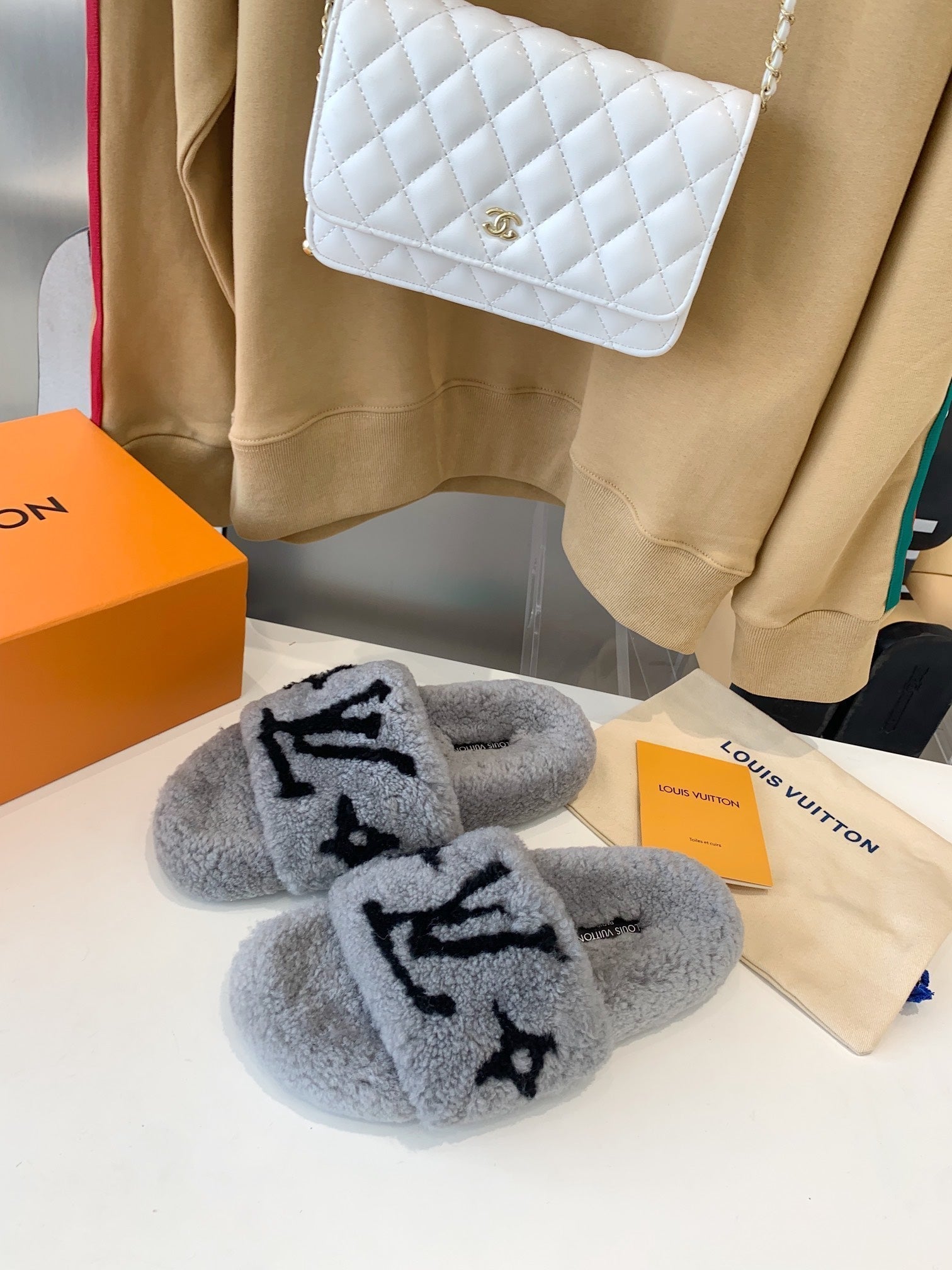 LV WOMEN'S PASEO FLAT SLIPPER IN GREY FLEECE WITH BLACK LOGO