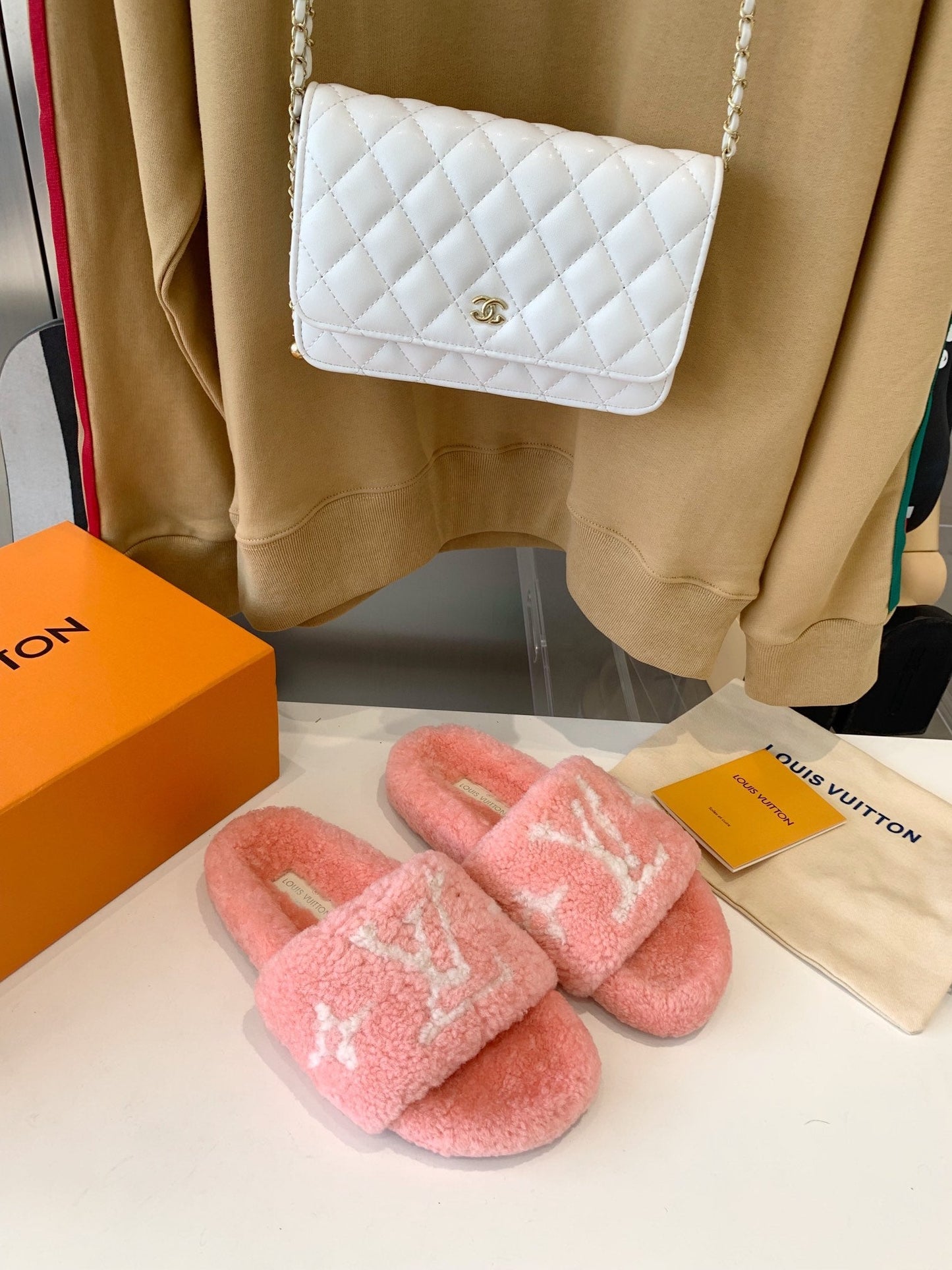LV WOMEN'S PASEO FLAT SLIPPER IN LIGHT PINK FLEECE WITH WHITE LOGO