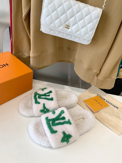 LV WOMEN'S PASEO FLAT SLIPPER IN WHITE FLEECE WITH GREEN LOGO