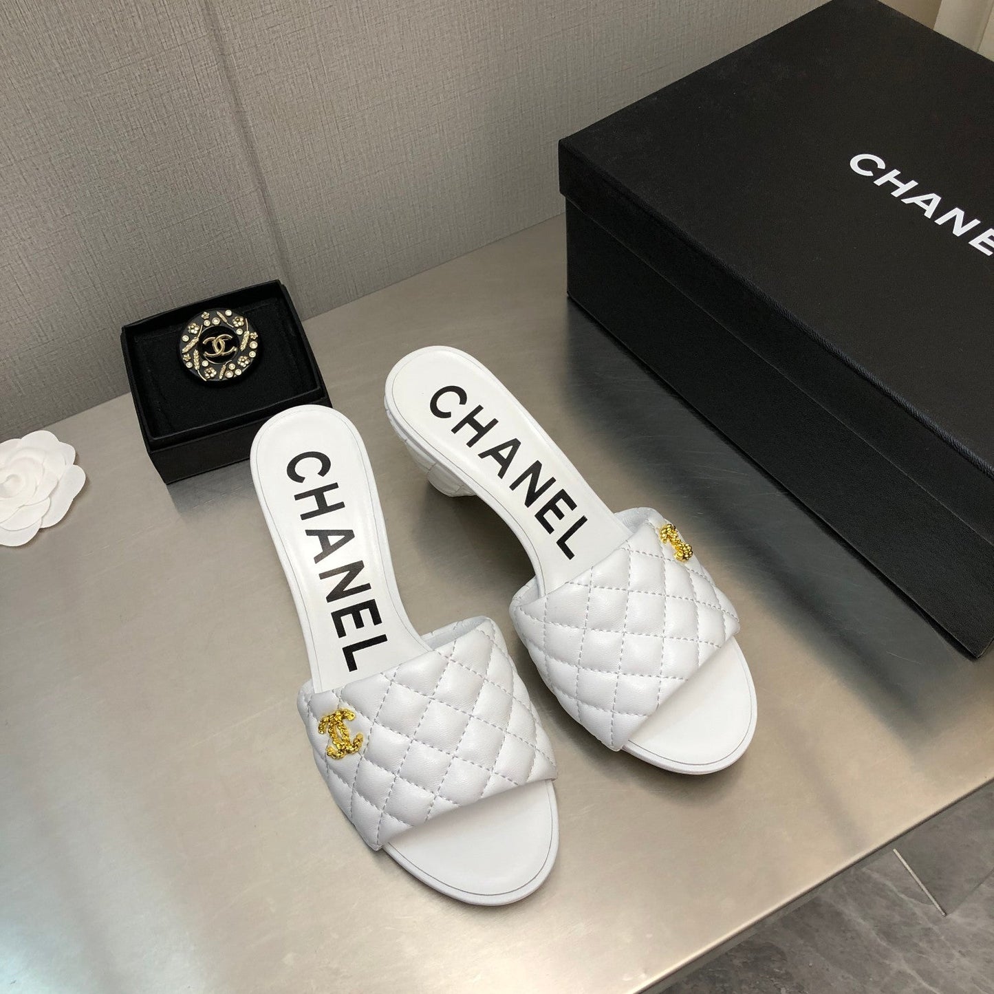 DIAMOND-QUILTED 6 CM SANDALS IN WHITE LAMBSKIN
