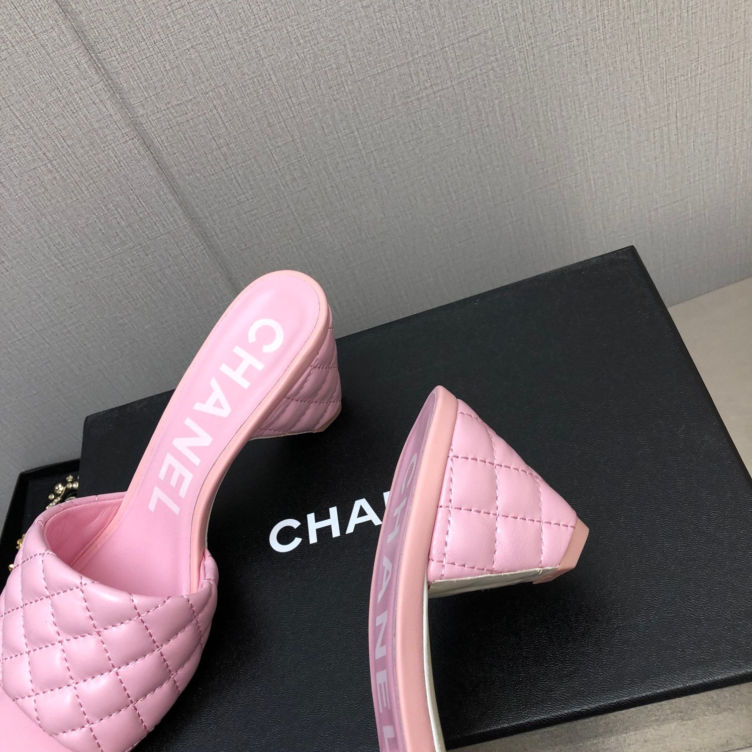 DIAMOND-QUILTED 6 CM SANDALS IN BABY PINK LAMBSKIN
