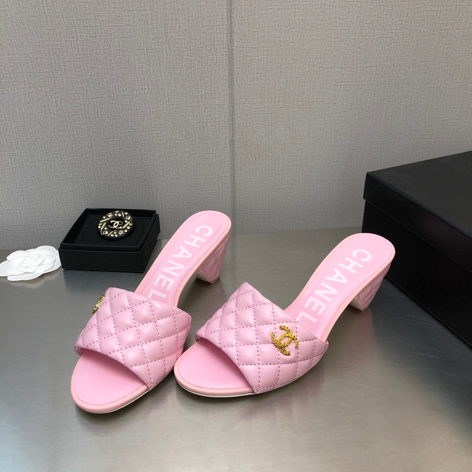 DIAMOND-QUILTED 6 CM SANDALS IN BABY PINK LAMBSKIN
