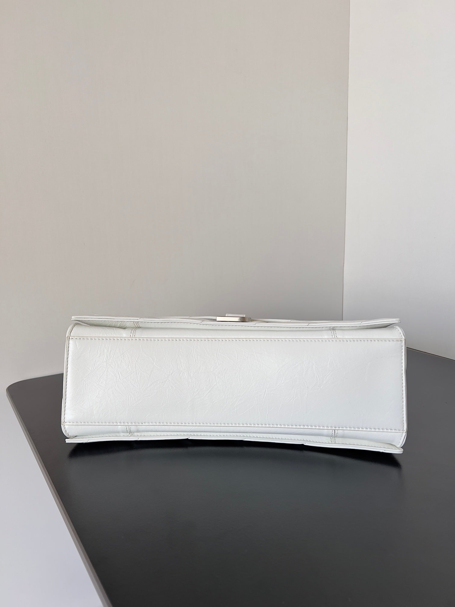 CRUSH CHAINED BAG 32 IN WHITE QUILTED CRUSHED CALFSKIN SILVER HARDWARE