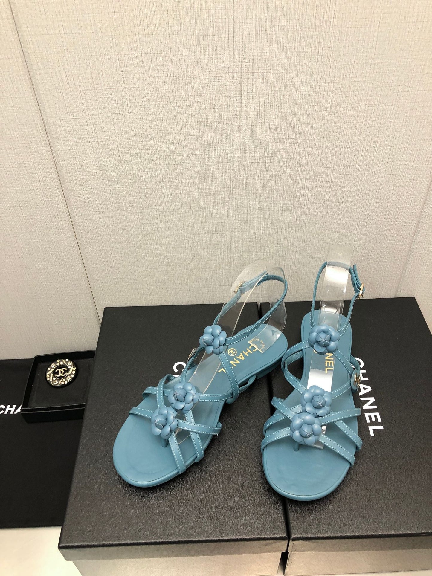 FLORAL FLAT SANDAL IN SAPPHIRE BLUE LAMBSKIN
