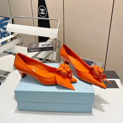 PUMPS KITTEN HEEL IN ORANGE PATENT CALFSKIN ATTACHED FLOWERS