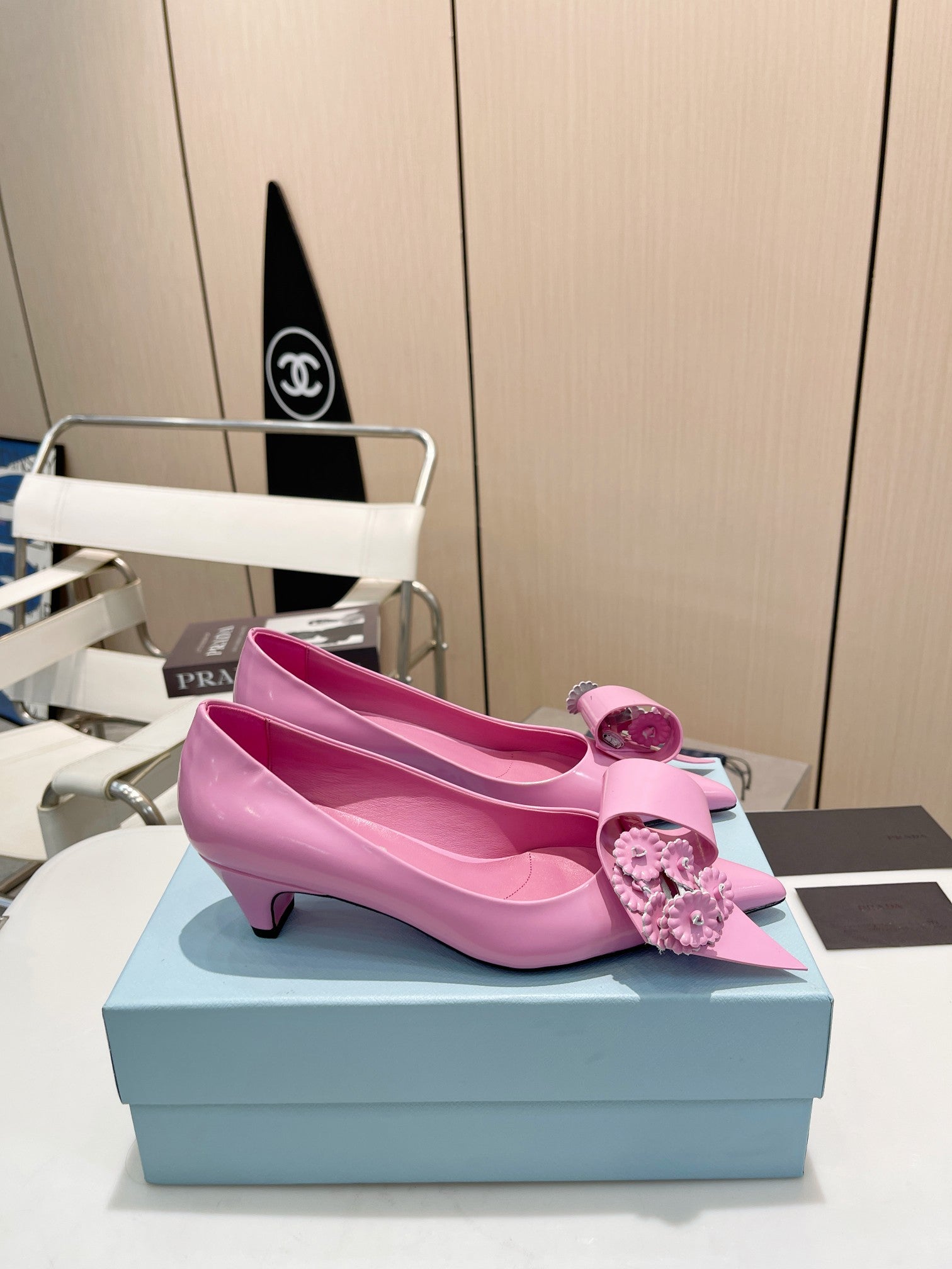 MEDIUM HEEL PUMPS IN PINK PATENT CALFSKIN ATTACHED CREATIVE FLOWERS