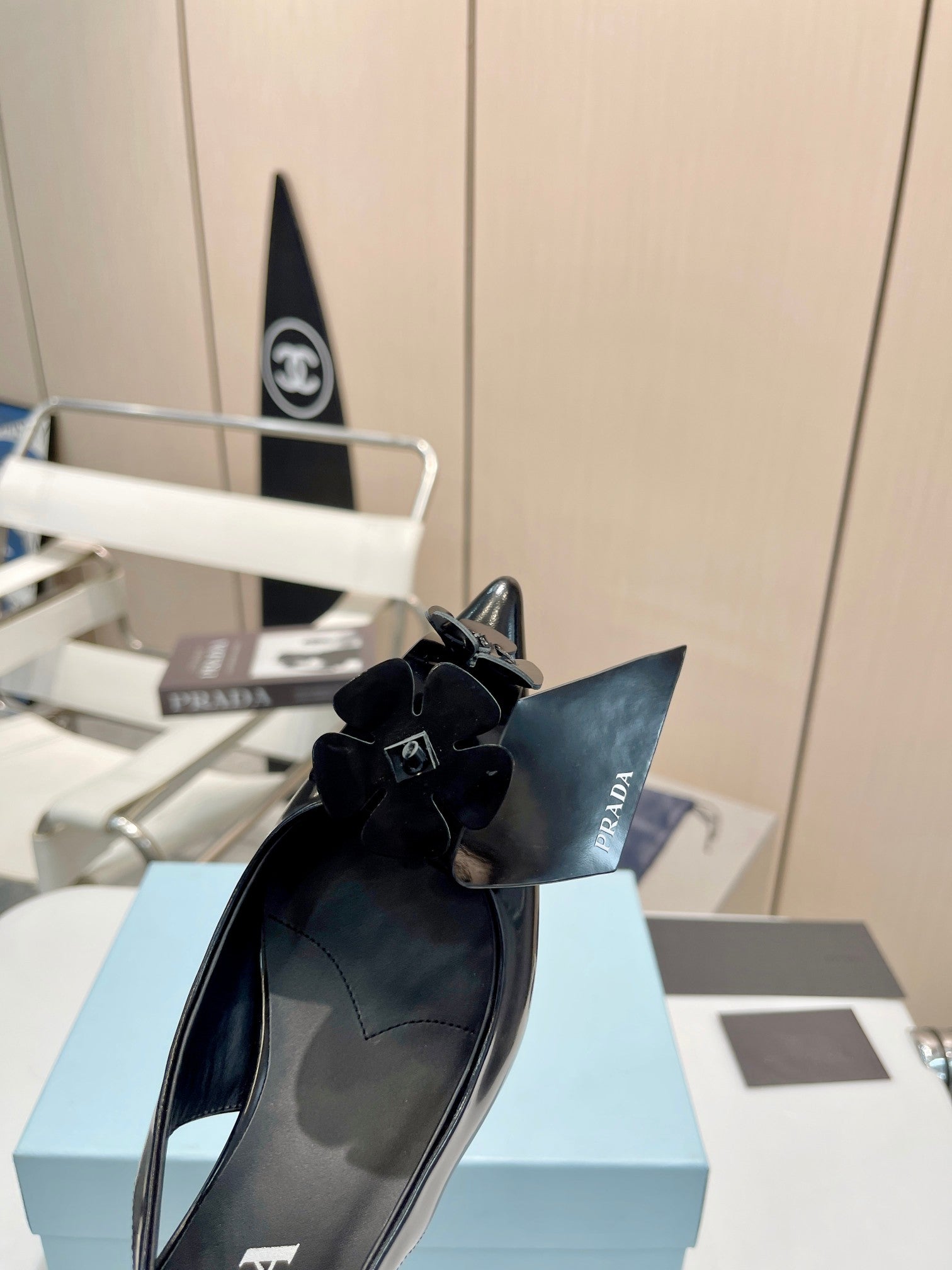 SLINGBACK KITTEN HEEL IN BLACK SHINY CALFSKIN ATTACHED FLOWERS