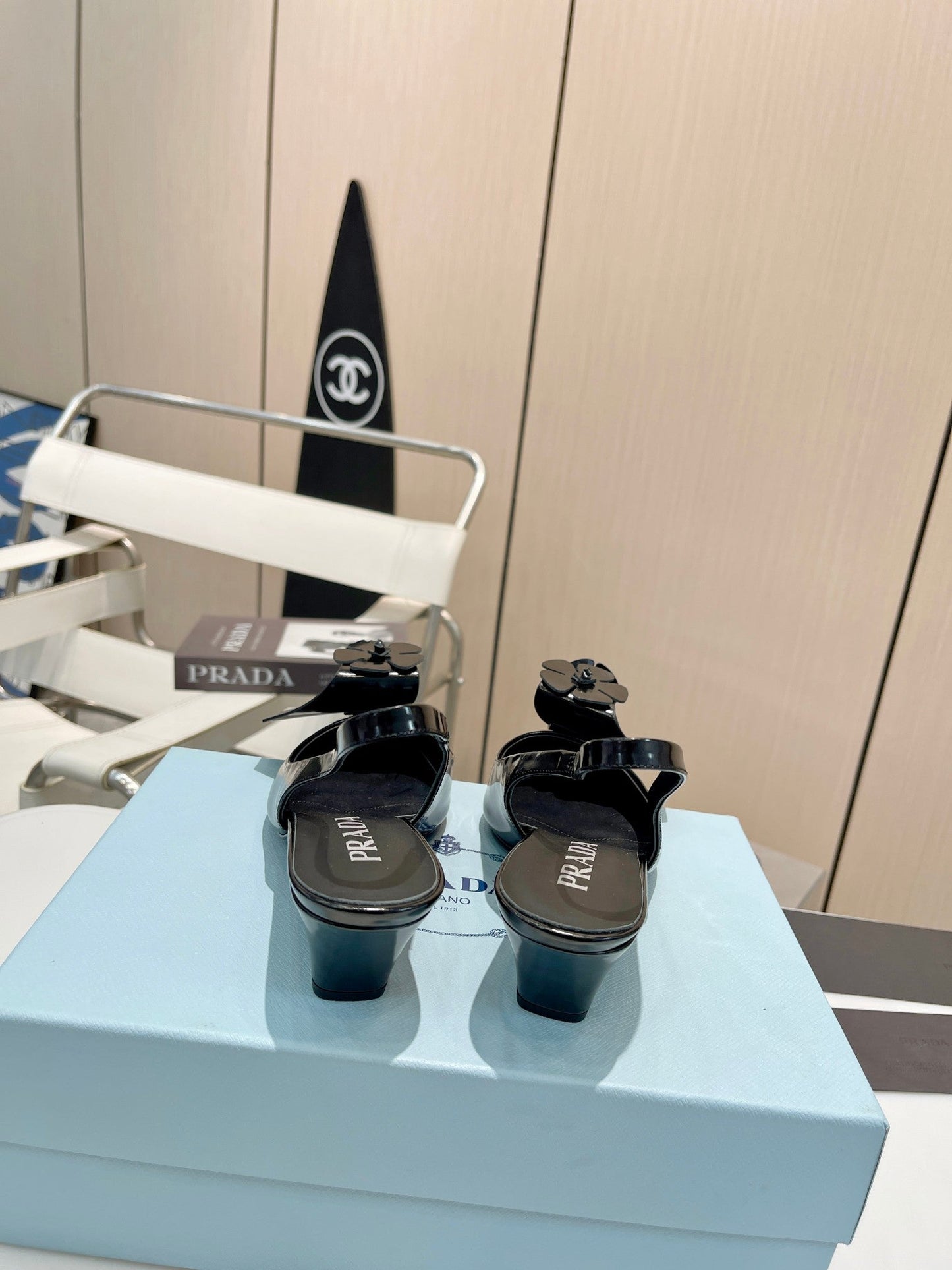 SLINGBACK KITTEN HEEL IN BLACK SHINY CALFSKIN ATTACHED FLOWERS
