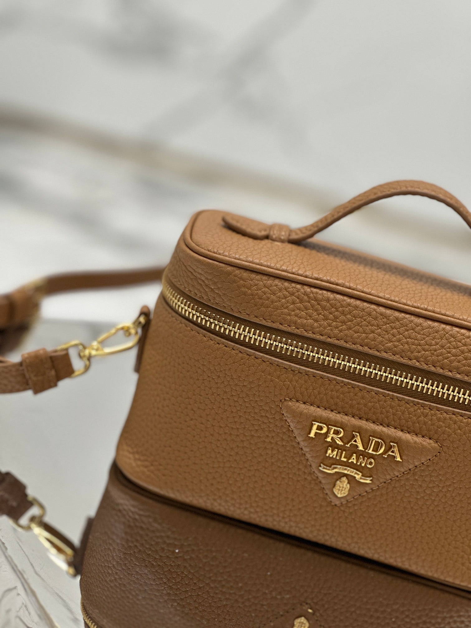 VANITY CASE 18 IN RUSSET BROWN GRAINED CALFSKIN GOLD HARDWARE