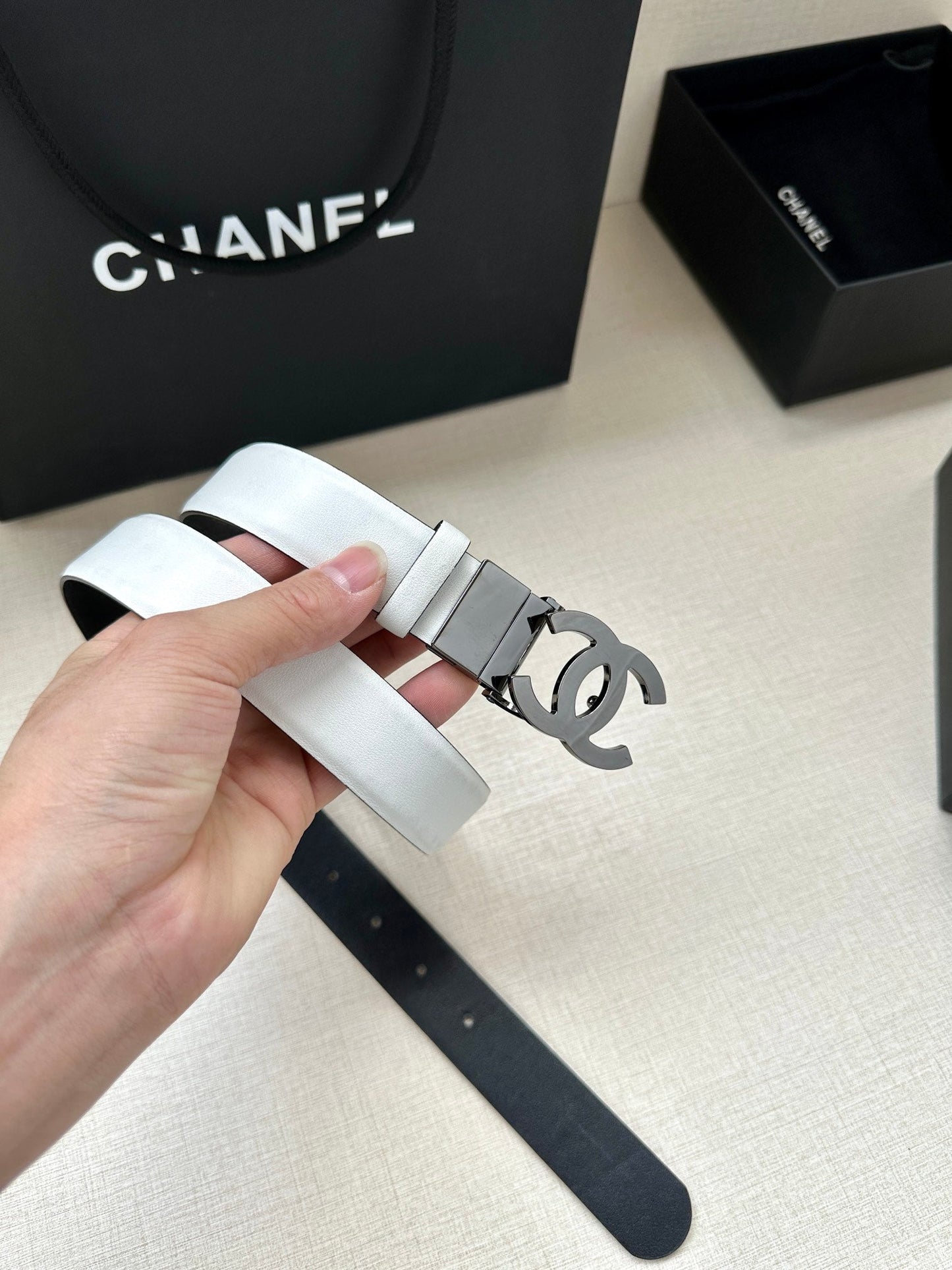 CC 30MM BELT IN WHITE AND BLACK CALFSKIN WITH SILVER HARDWARE