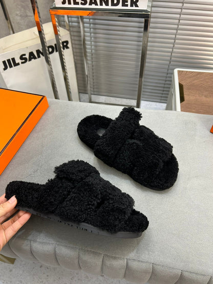 CHYPRE SLIPPERS IN BLACK LAMB WOOL