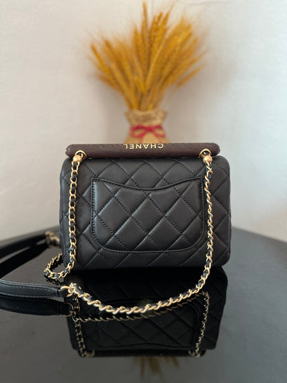 CC FLAP BAG 21 IN BLACK WITH WOODEN HANDLE