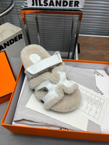 CHYPRE SLIPPERS IN BEIGE LAMB WOOL AND WHITE CALFSKIN