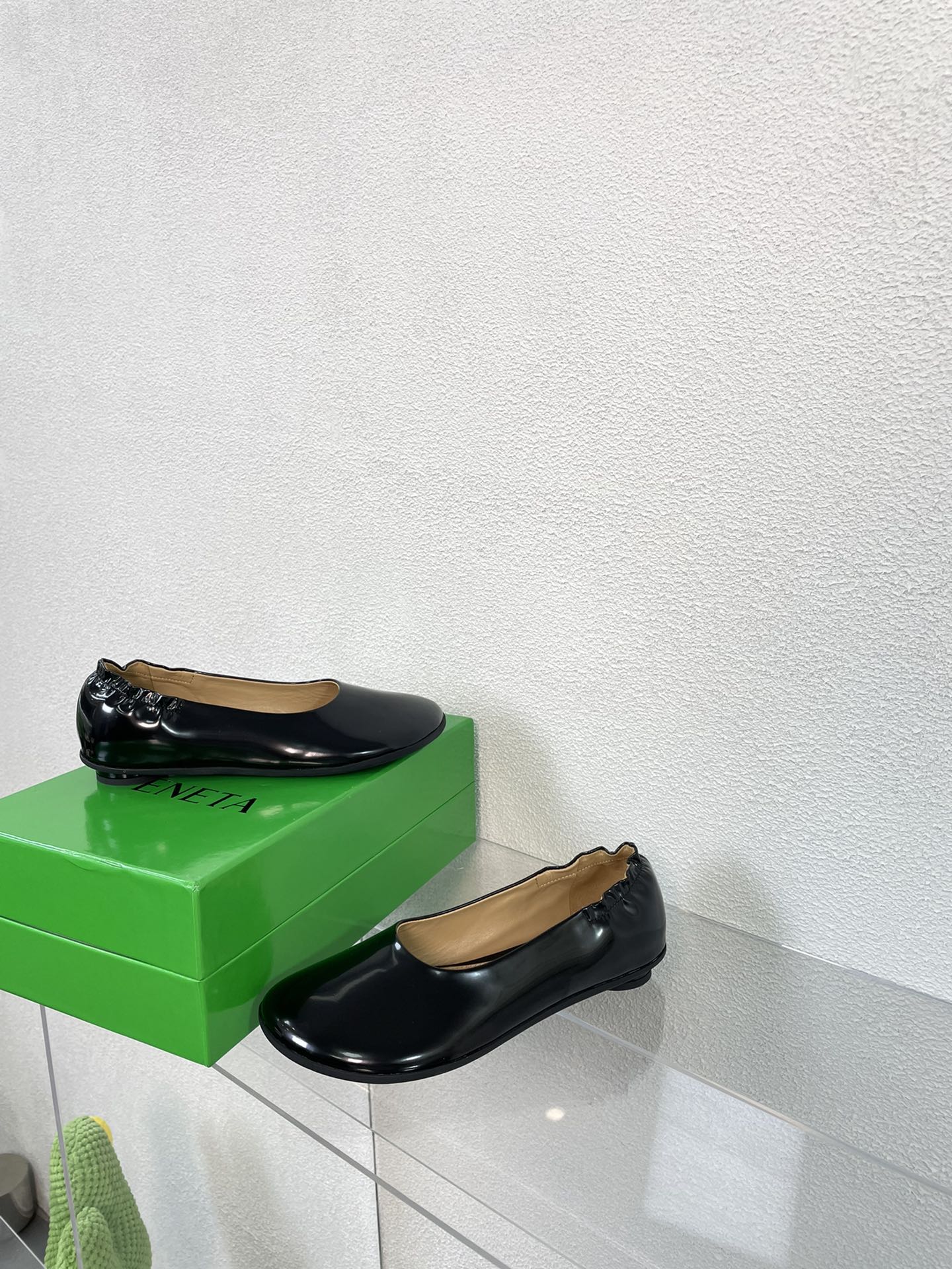 ATOMIC BALLERINA FLAT IN BLACK CALFSKIN