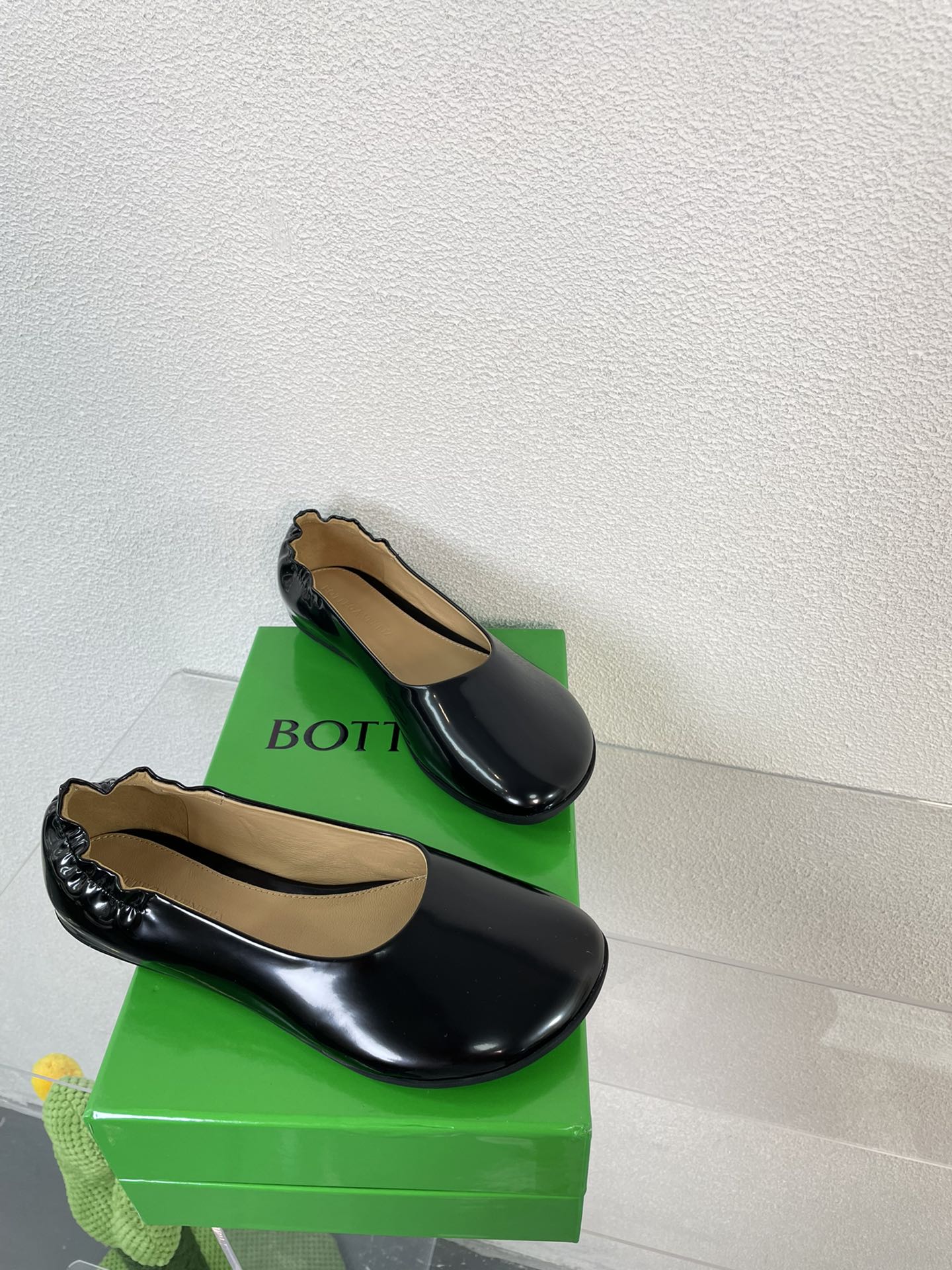 ATOMIC BALLERINA FLAT IN BLACK CALFSKIN