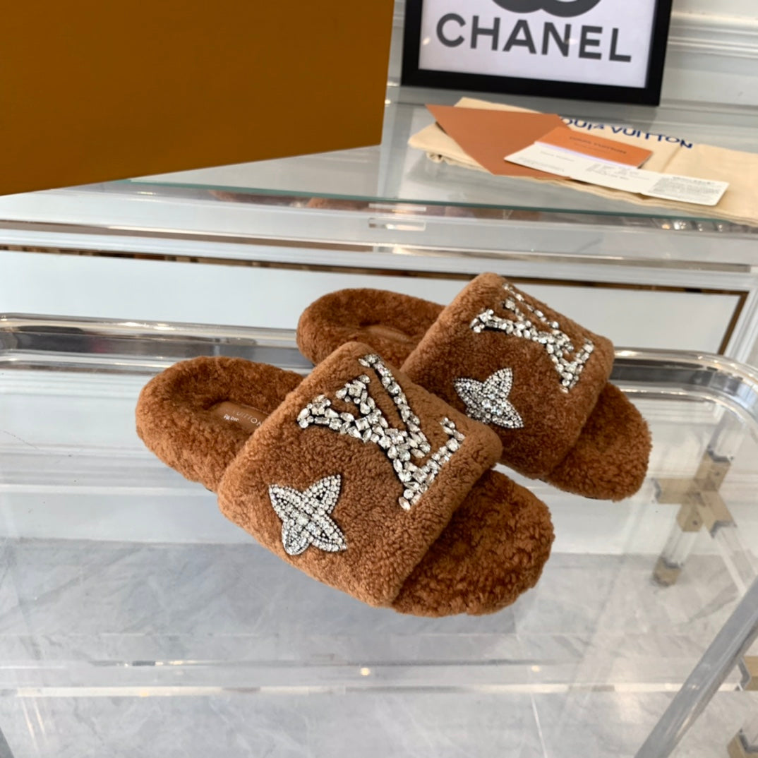LV WOMEN'S PASEO FLAT SLIPPER IN CINNAMON BROWN FLEECE