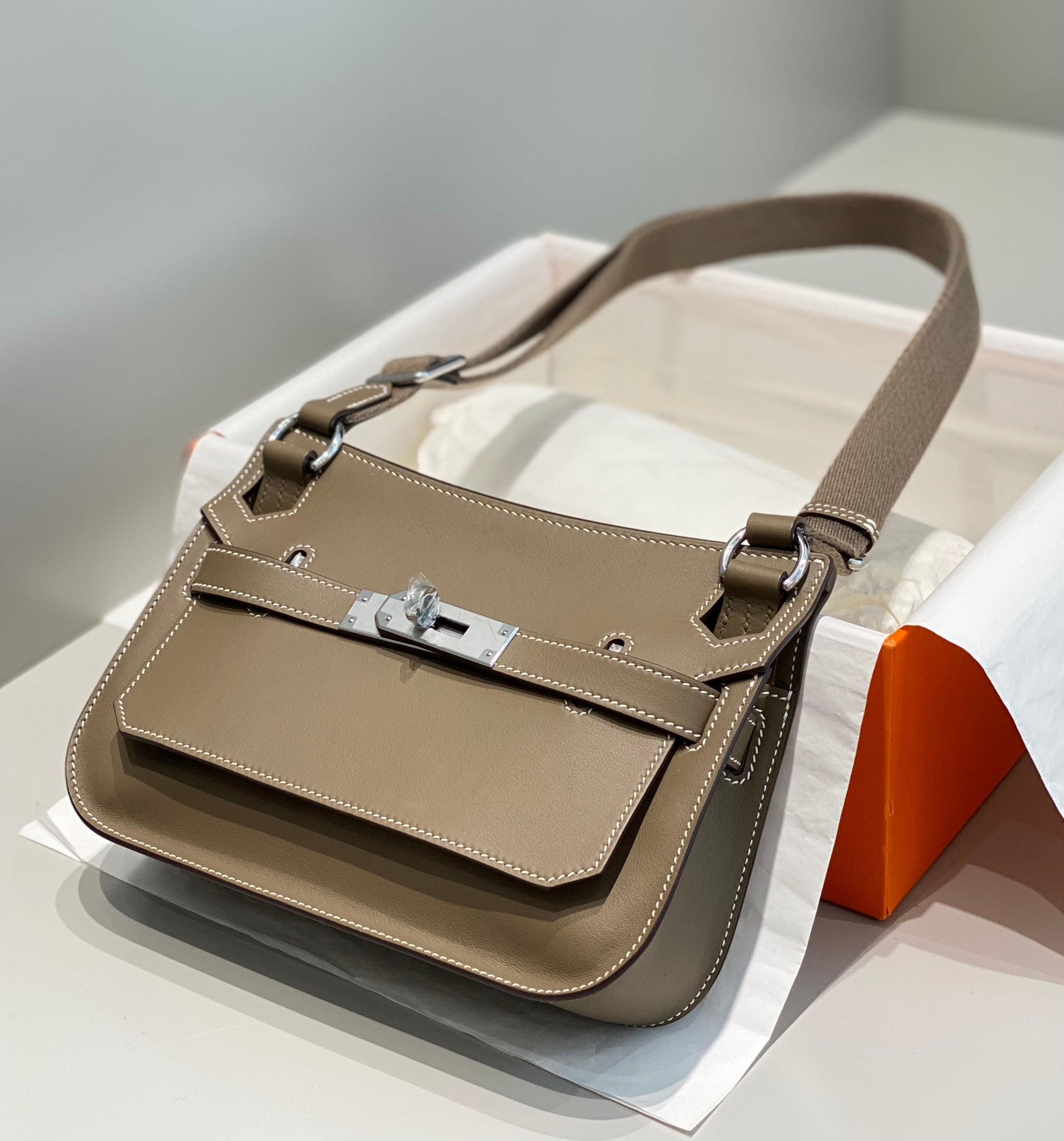 HM JYPSIERE SHOULDER BAG 23 IN WOOD BROWN CALFSKIN SILVER HARDWARE