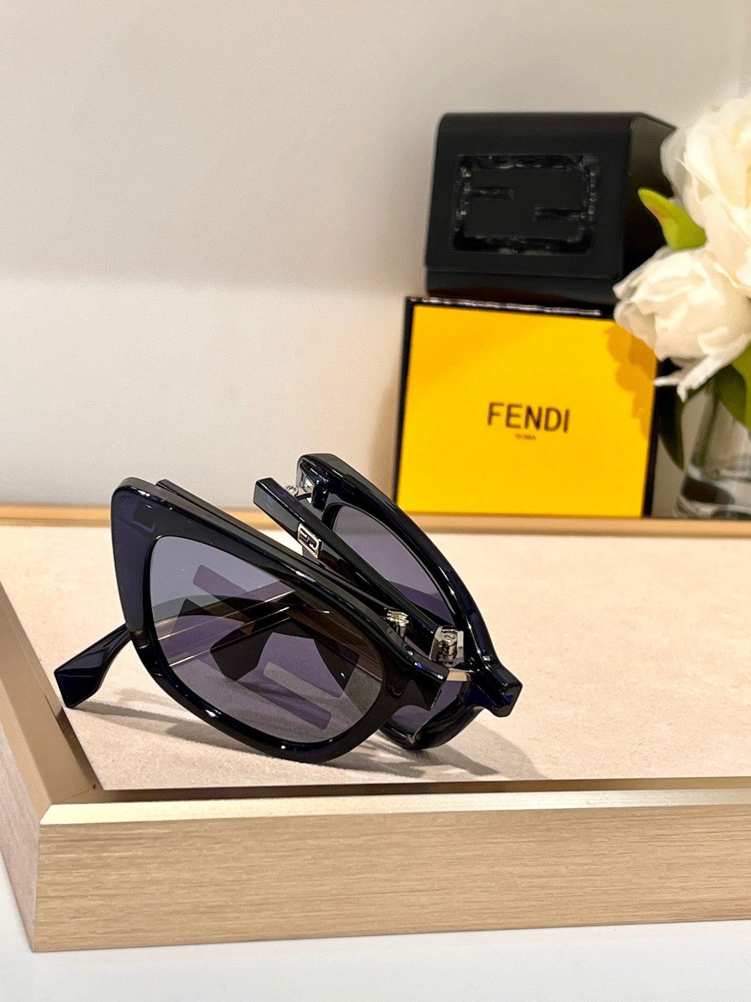 FOLDABLE FF DIAMONDS CAT-EYE SUNGLASSES 548844 IN ACETATE