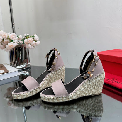 ROCKSTUD WEDGE 85 MM IN CREPE PINK CALFSKIN