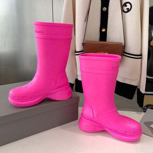 CROCS BOOTS IN BRIGHT PINK RUBBER