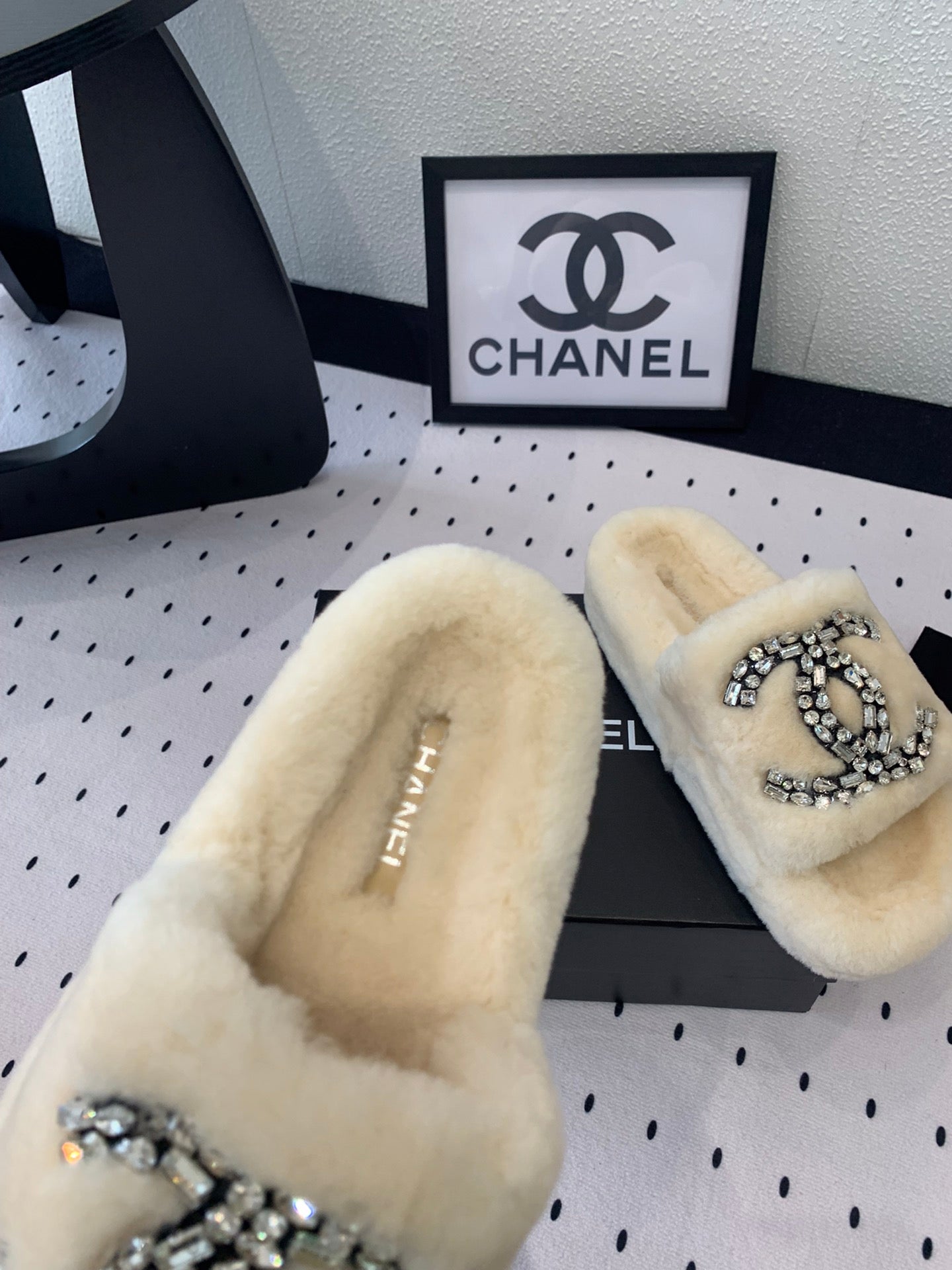 THICK-SOLED SLIPPERS IN WHITE SHEEP WOOL