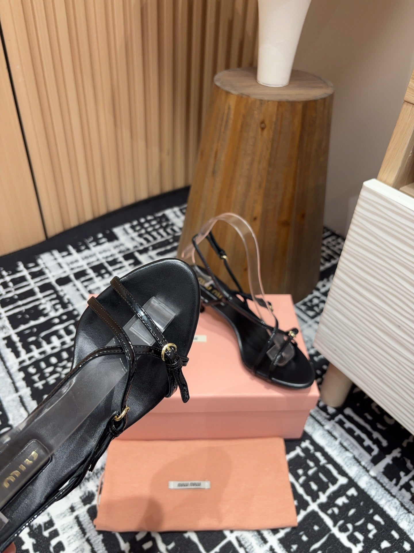 STRAP HIGH HEEL SANDALS IN BLACK SHINY LAMBSKIN
