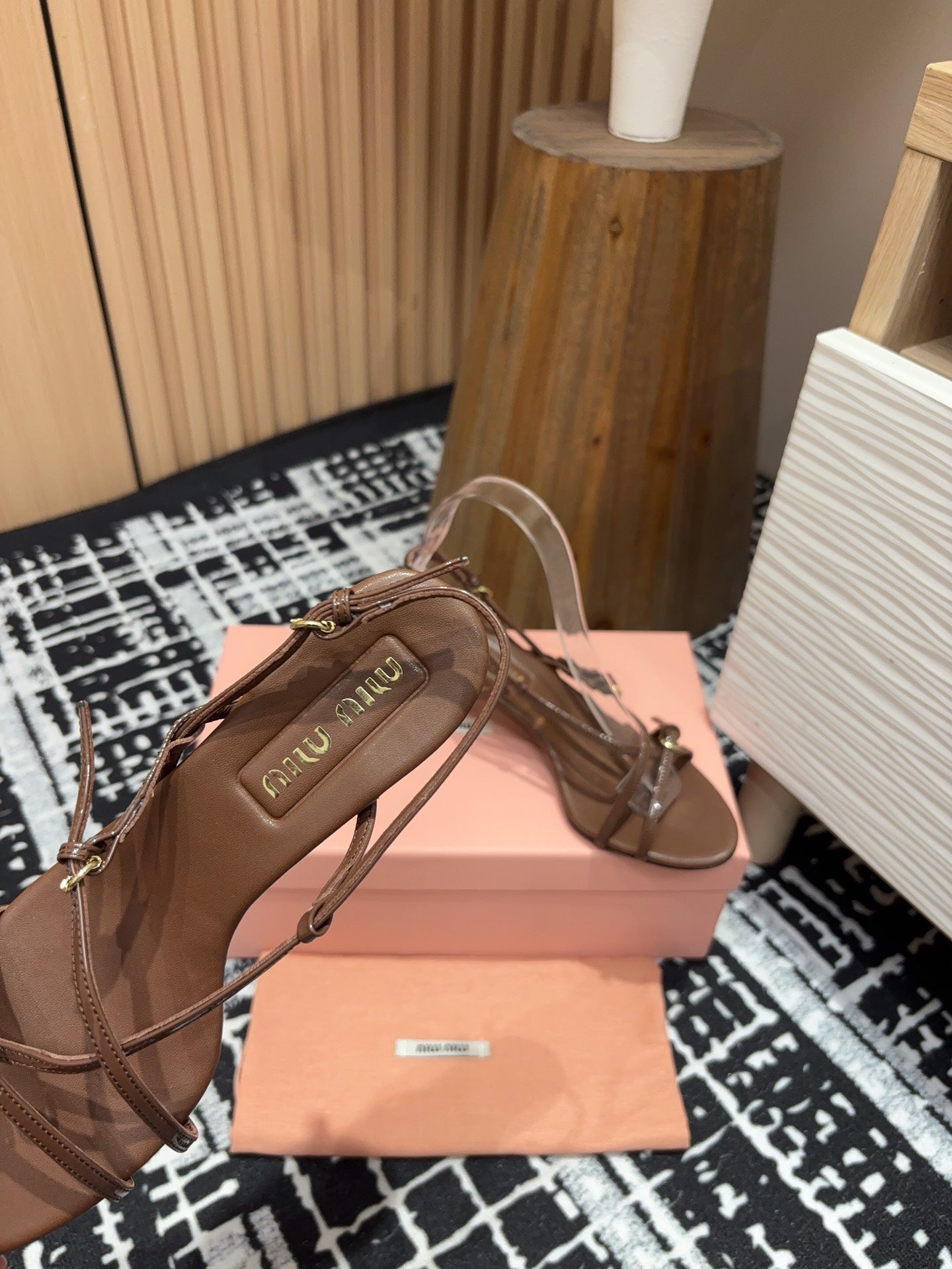 STRAP HIGH HEEL SANDALS IN CHOCOLATE SHINY LAMBSKIN