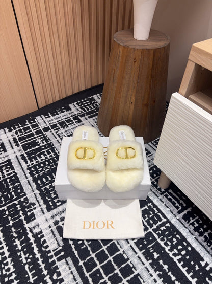 THICK-SOLE SLIPPER IN WHITE CREAM FLEECE WITH GOLD LOGO