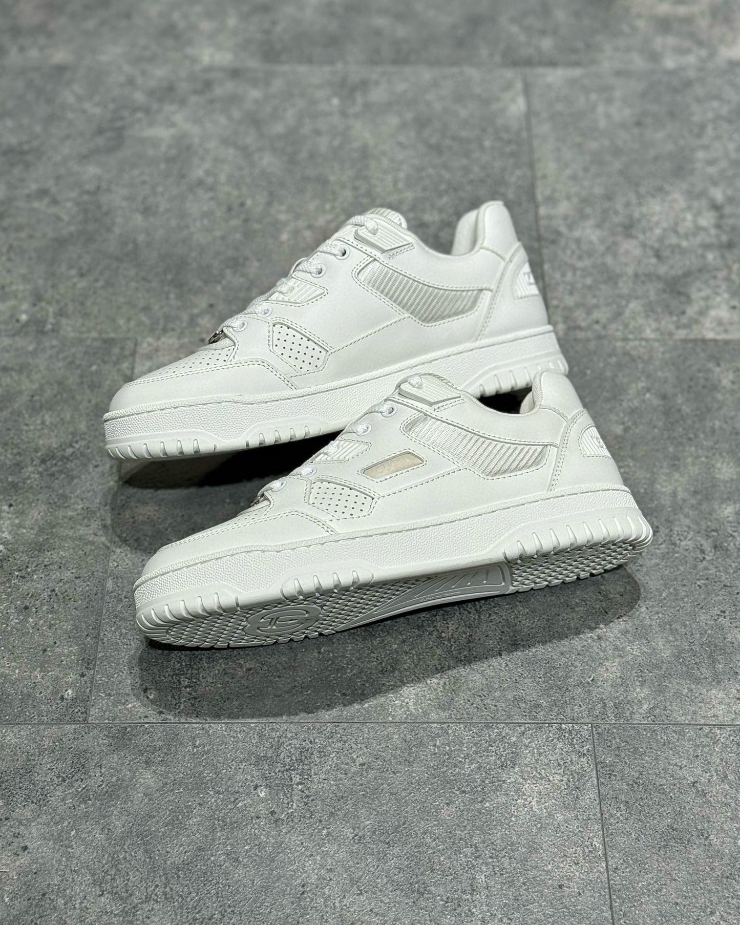 GUC Sneakers