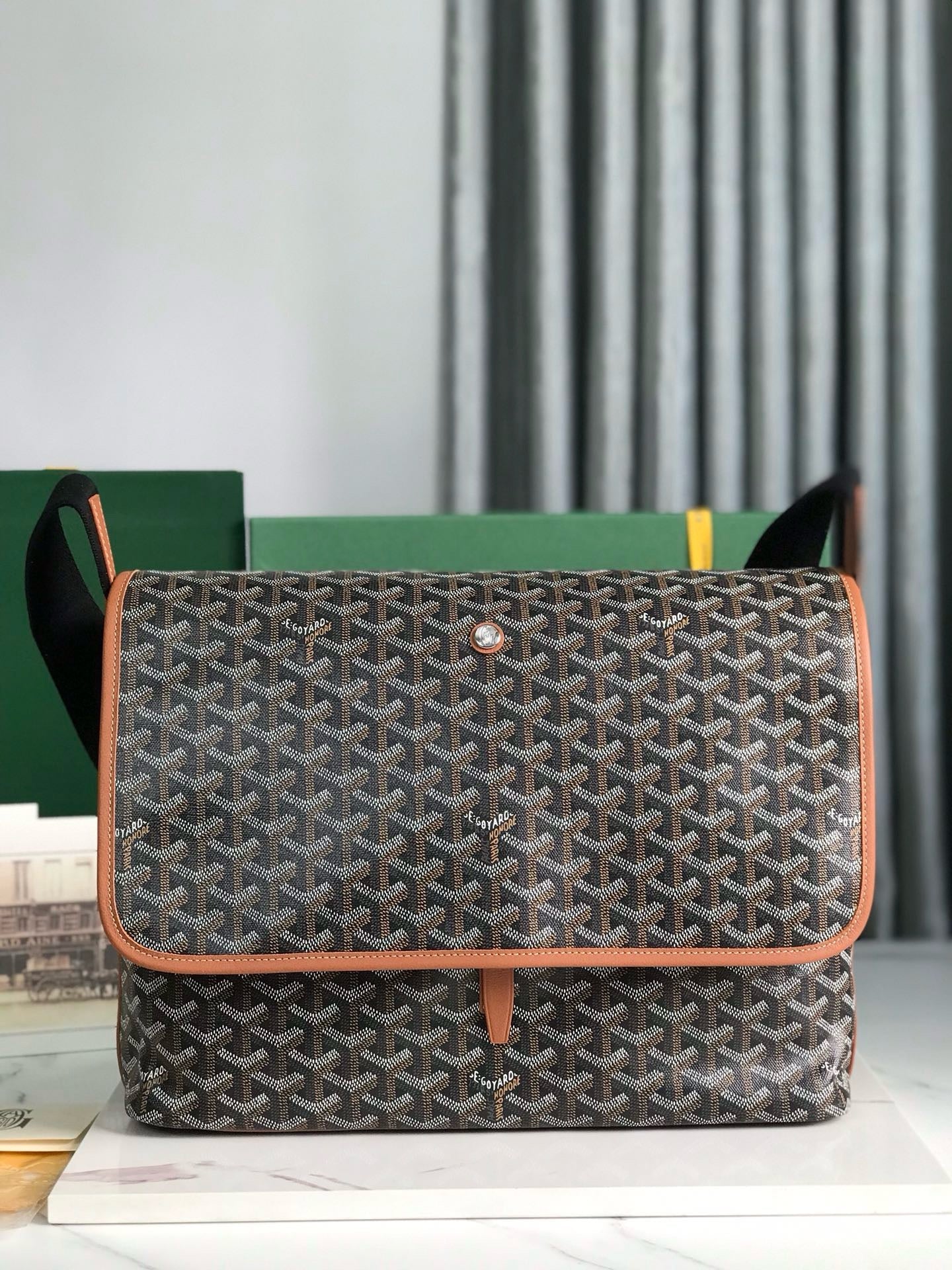 GOY Messenger Bag 35x26x7.5cm