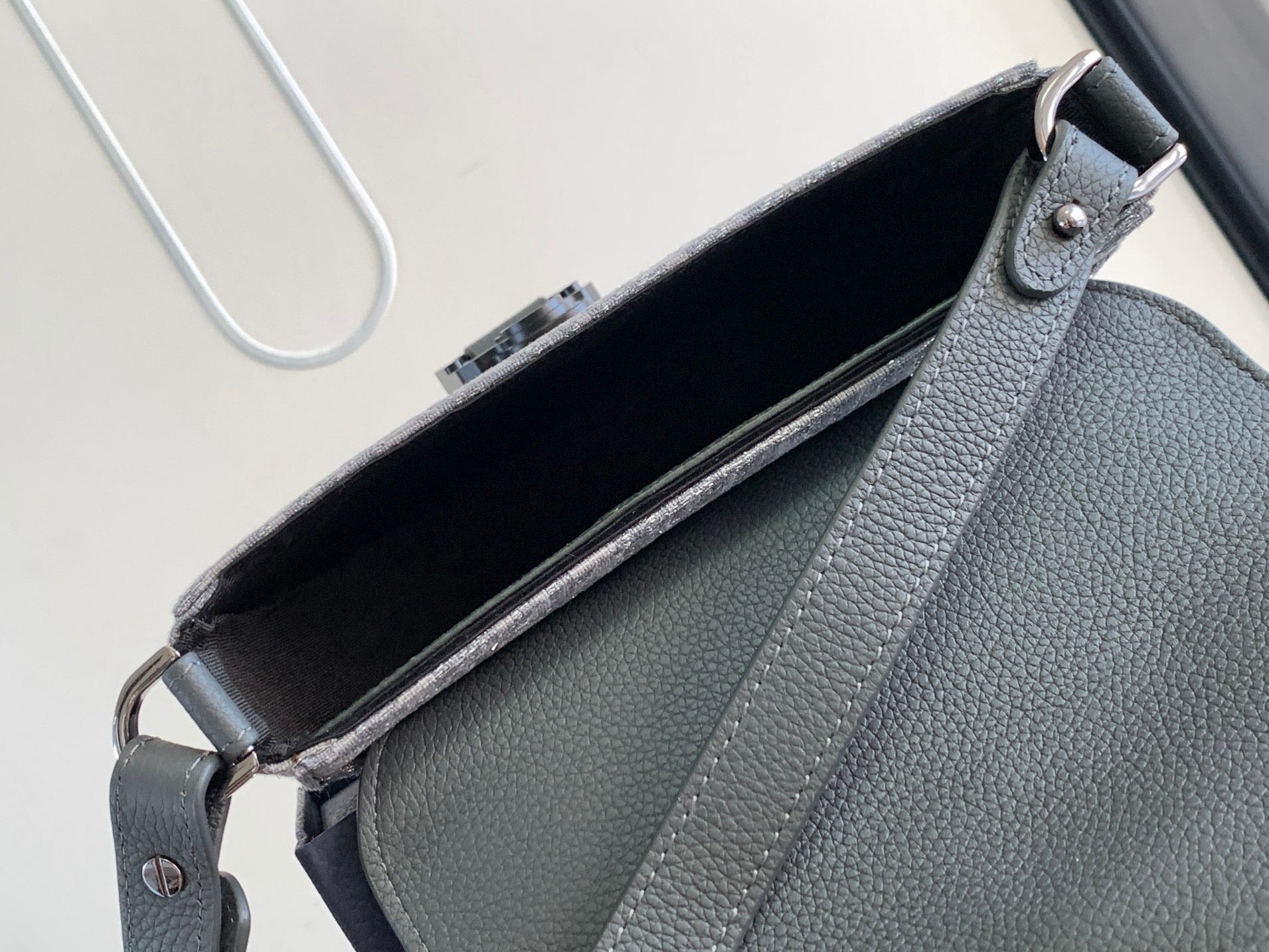 DIO Oblique Messenger Bag