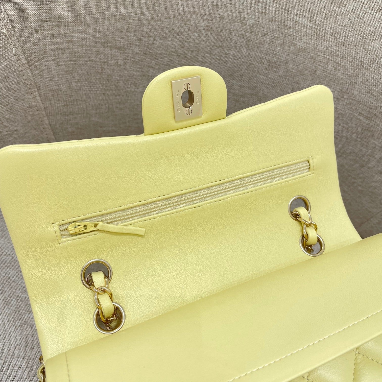 FLAP BAG 23CM PASTEL YELLOW LAMBSKIN GOLD HARDWARE