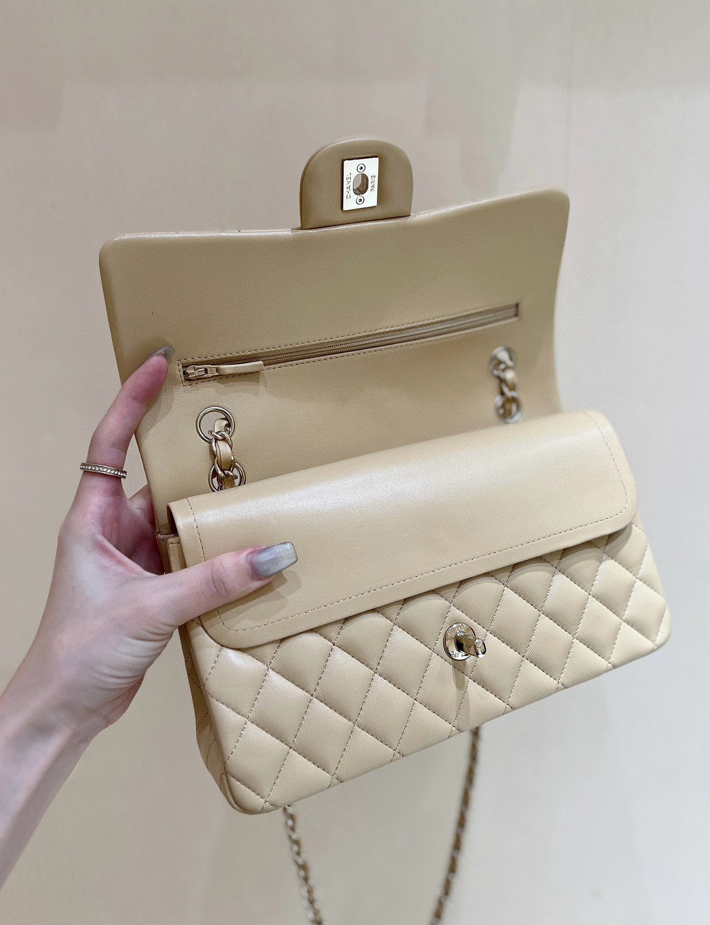 FLAP BAG 25 IN BEIGE LAMBSKIN GOLD HARDWARE