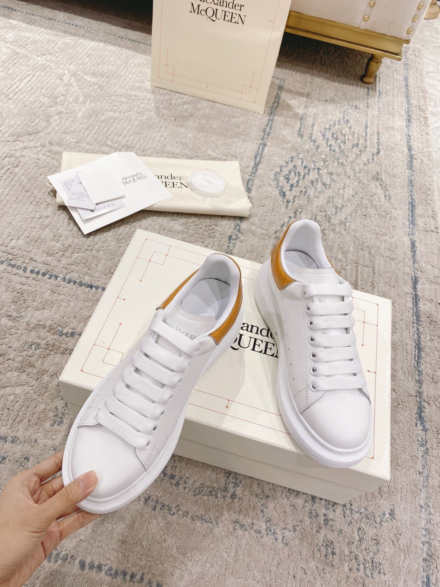 Sneakers & Shoes