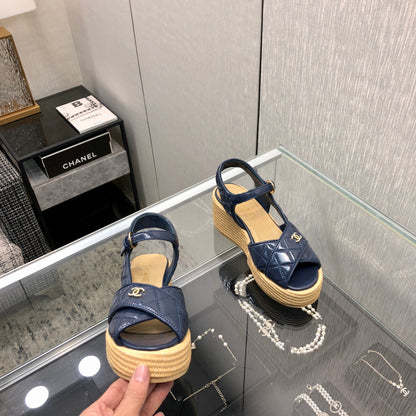 PEEP-TOE THICK SOLE SANDALS IN NAVY BLUE PATENT LAMBSKIN