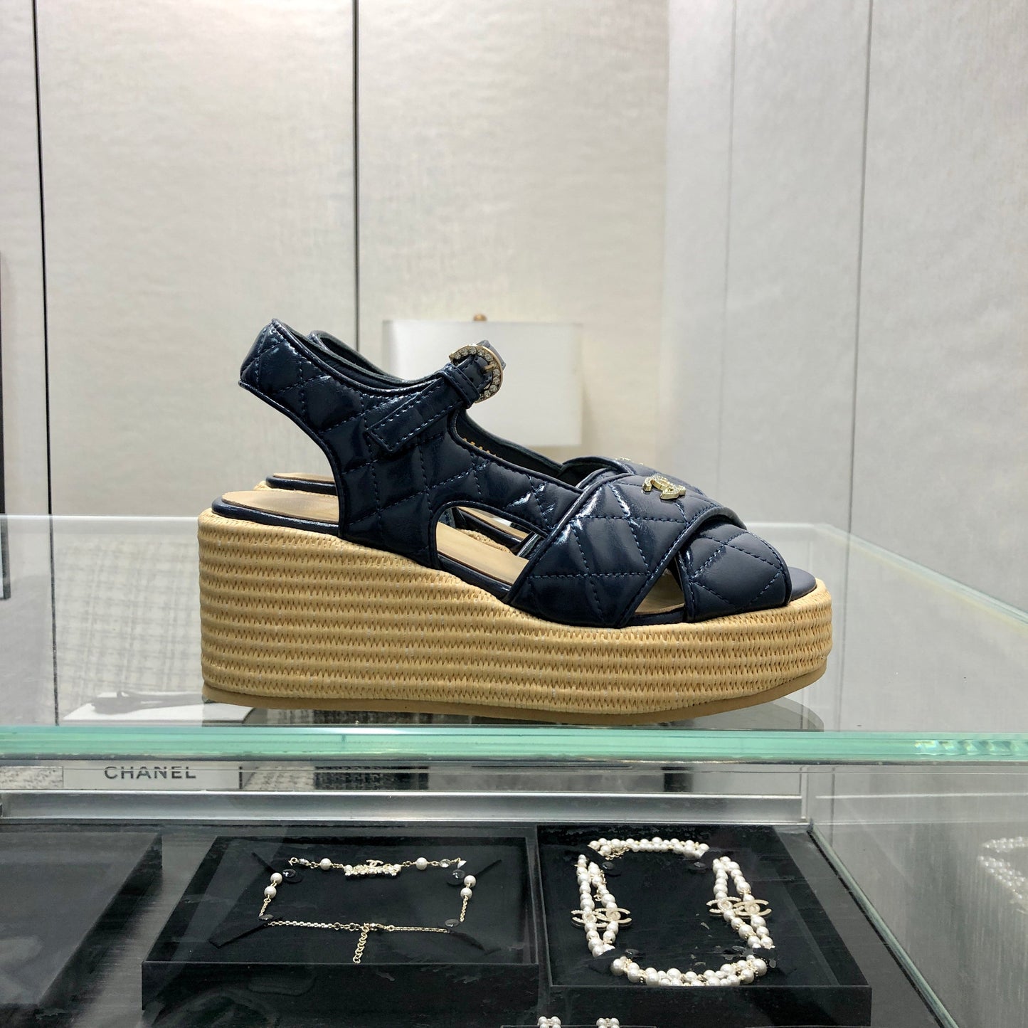PEEP-TOE THICK SOLE SANDALS IN NAVY BLUE PATENT LAMBSKIN