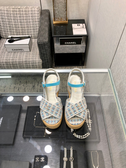 PEEP-TOE THICK SOLE SANDALS IN WHITE MIX BLUE WOVEN FABRIC