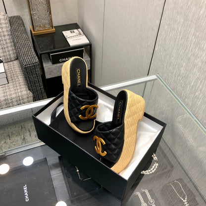 THICK SOLE WEDGE SLIPPERS IN BLACK LAMBSKIN AND BEIGE RUBBER