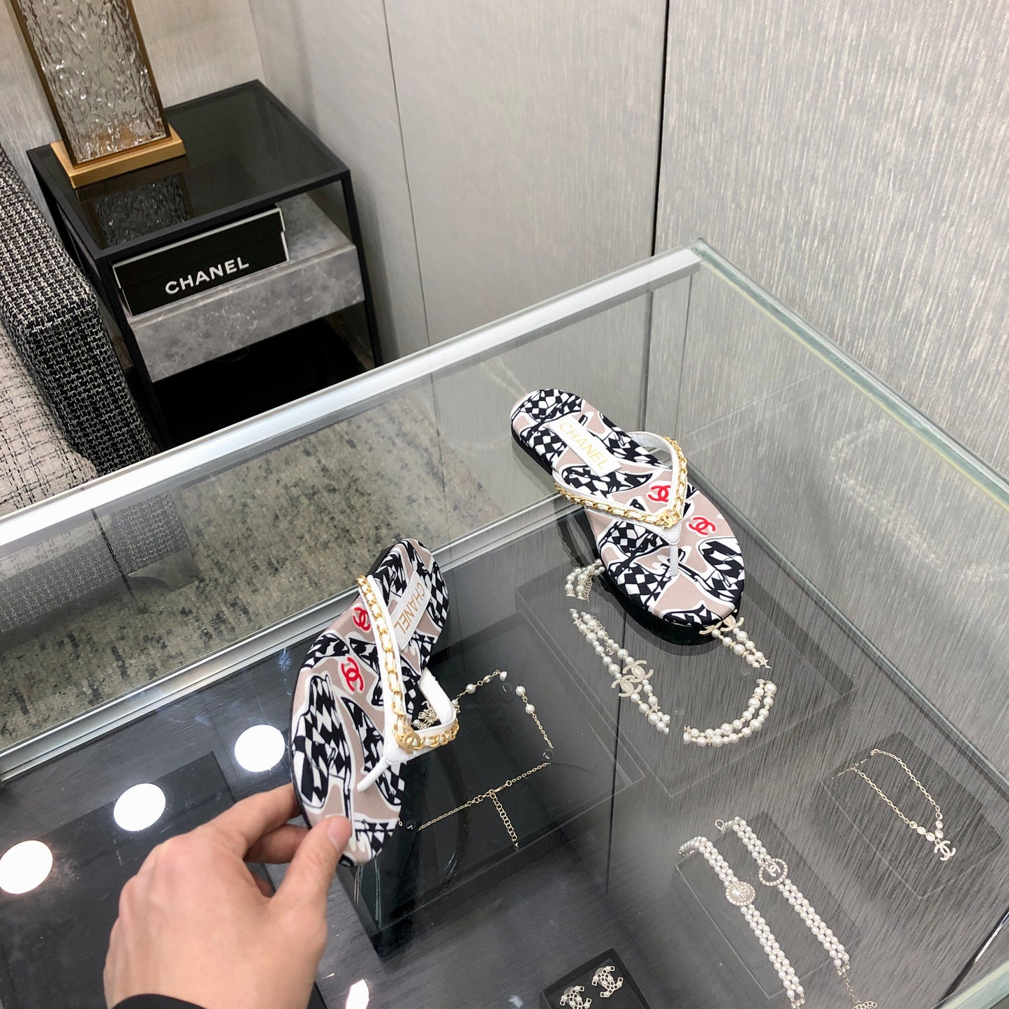 THONG SLIDE IN COLORFUL FLORAL FABRIC